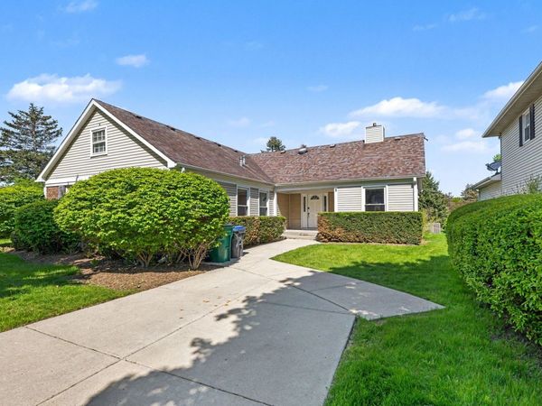 8 Greenvale Road SE, Vernon Hills, IL 60061