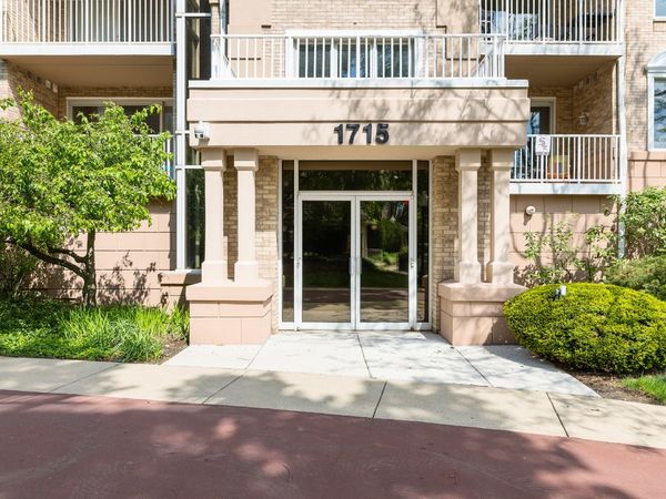 1715 Pavilion Way, Unit 307, Park Ridge, IL 60068