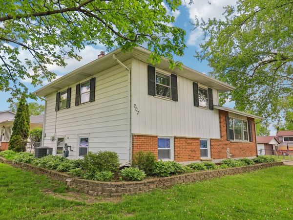 207 N Idlewild Avenue , Mundelein, IL 60060