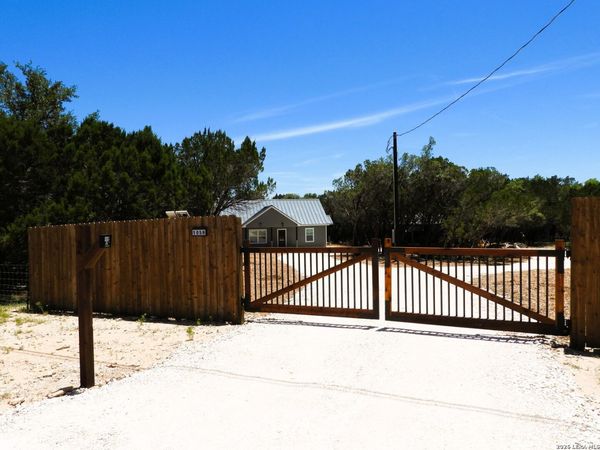 1059 LAKESIDE DR, Lakehills, TX 78063