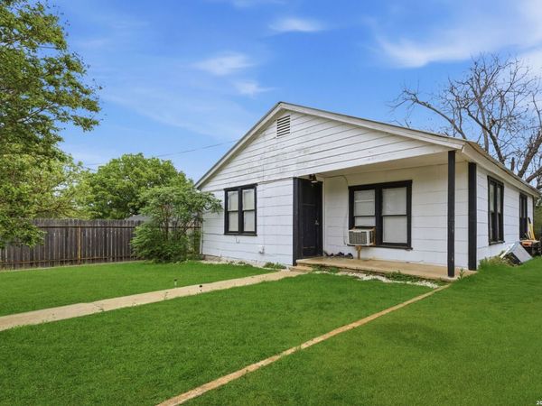 911 Hill ST, Fredericksburg, TX 78624