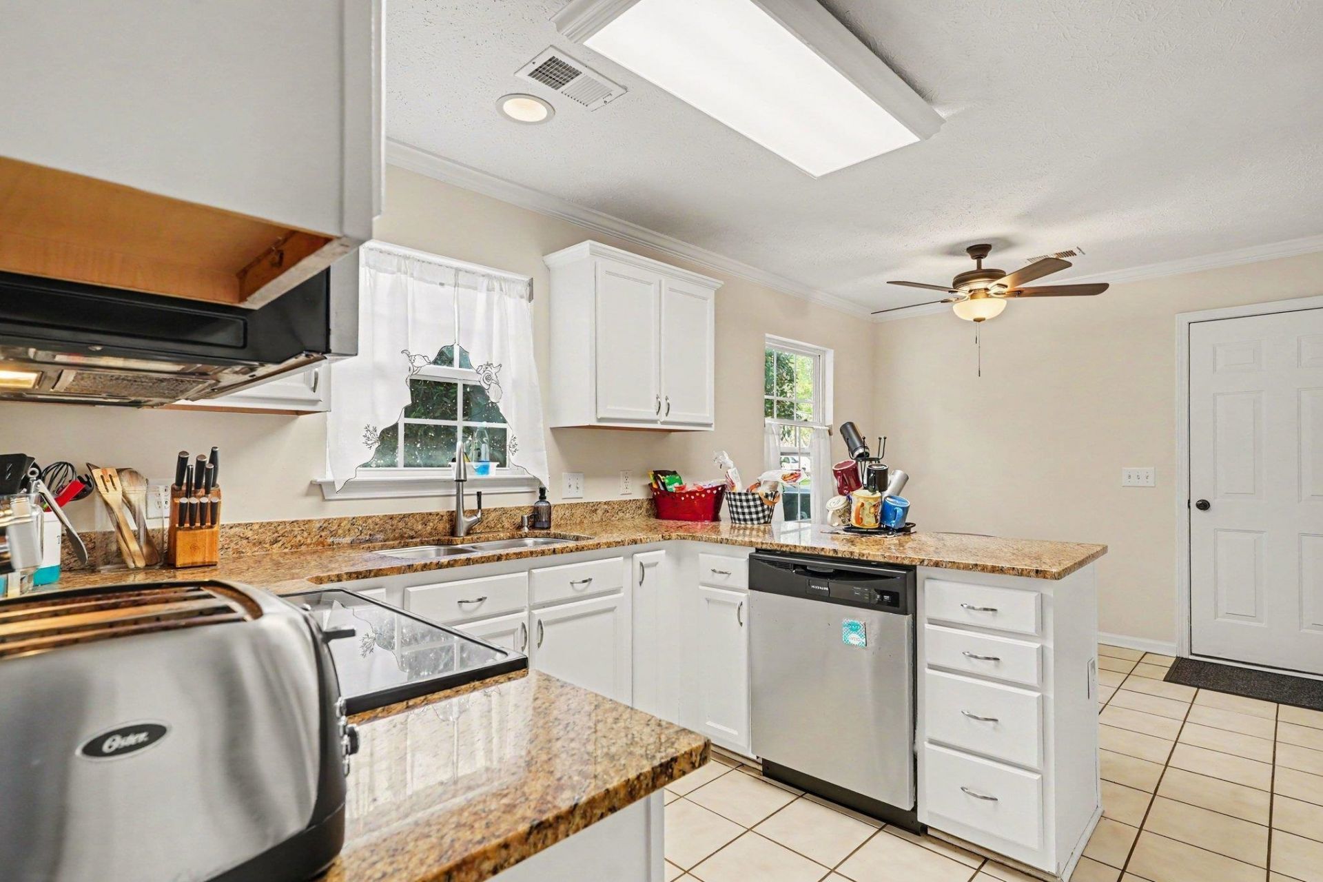 2033 Chadbury Ln.  Photo 7