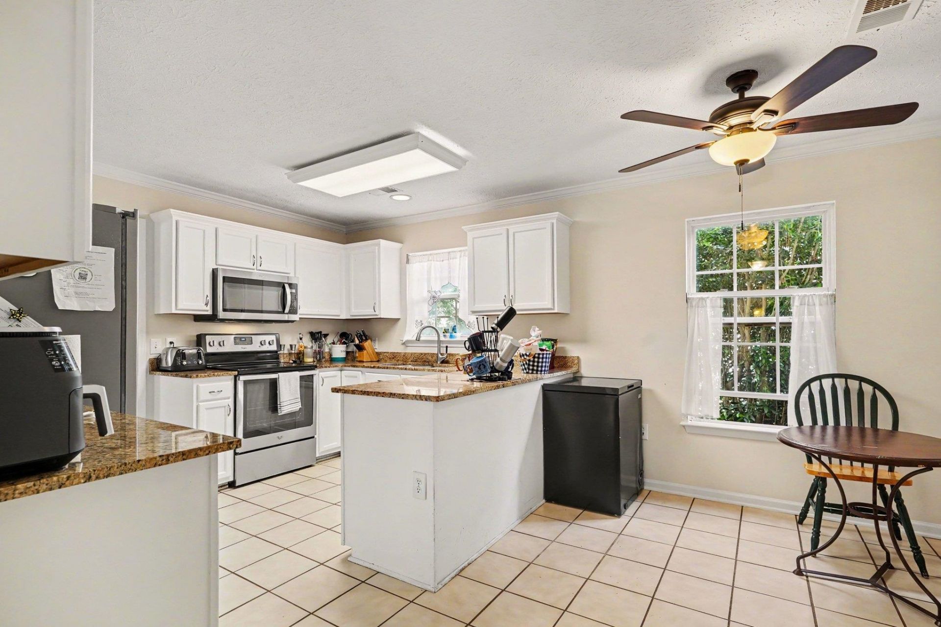 2033 Chadbury Ln.  Photo 8