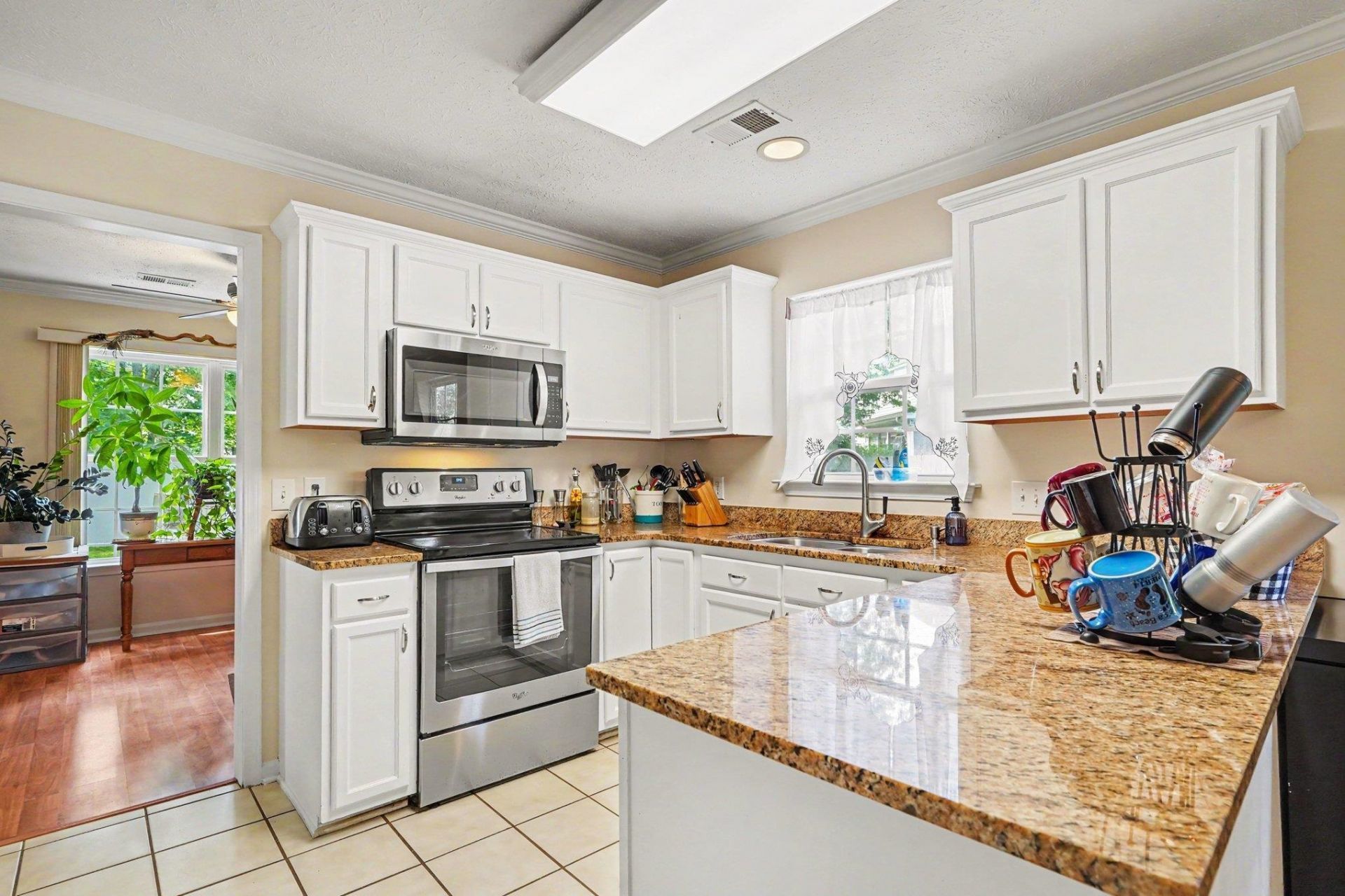 2033 Chadbury Ln.  Photo 9