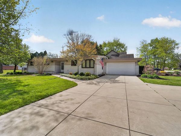 807 E Wahner PLACE, Bayside, WI 53217