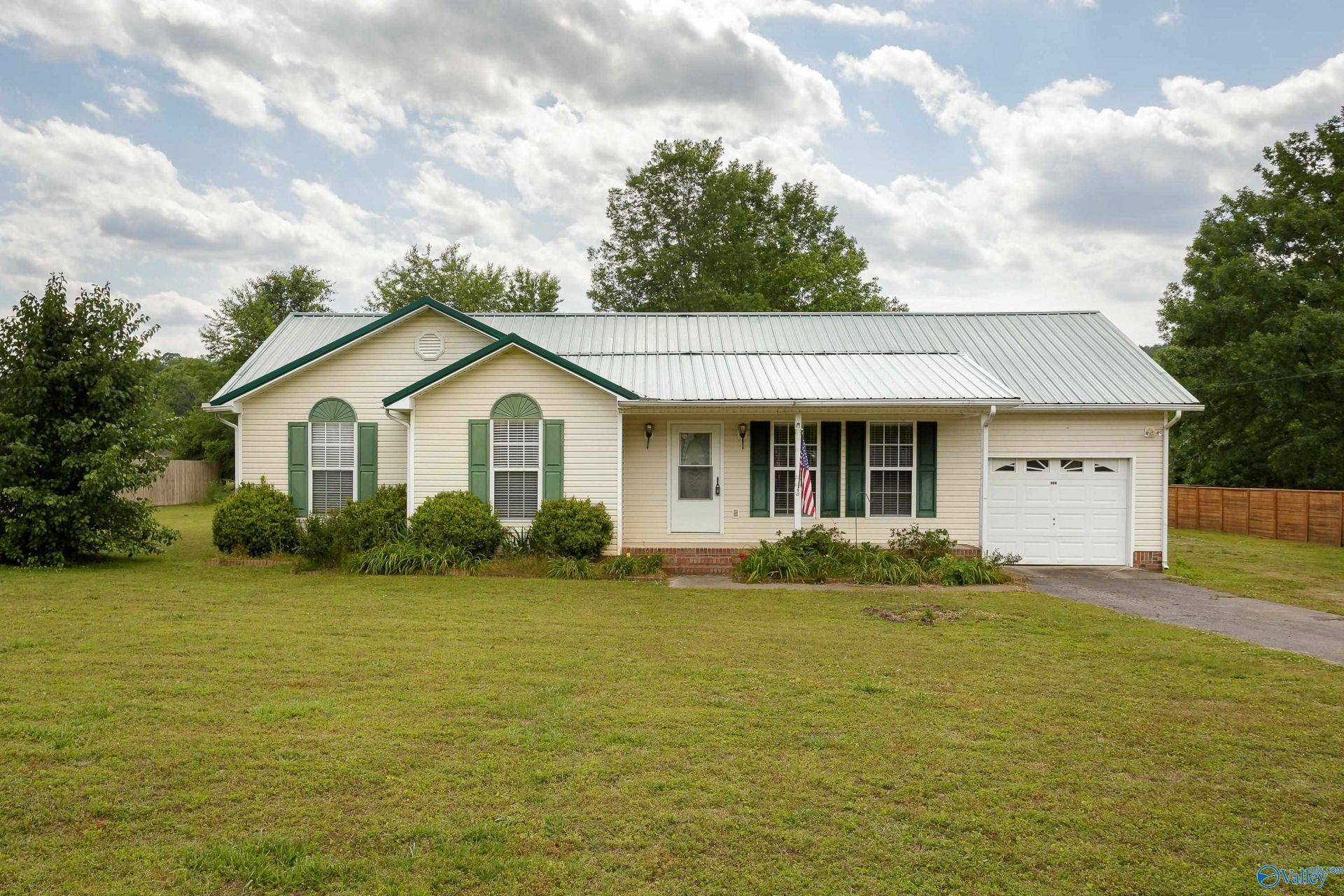 102 Shoals Paradise Drive, Florence, AL 35634 Main Photo