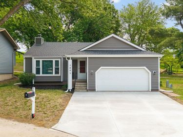 7805 Potter Plaza, Omaha, NE 68122