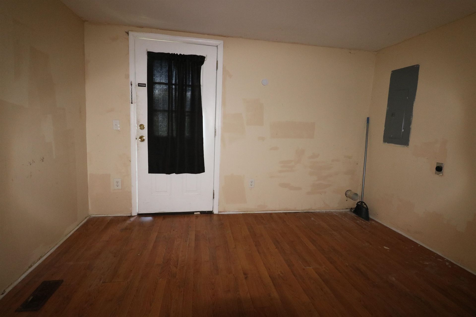 302 S Main St. Photo 22
