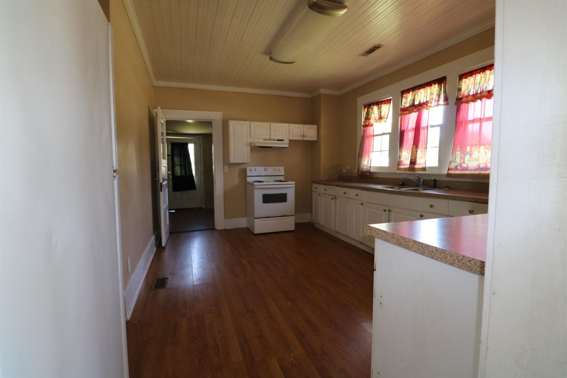 302 S Main St. Photo 7