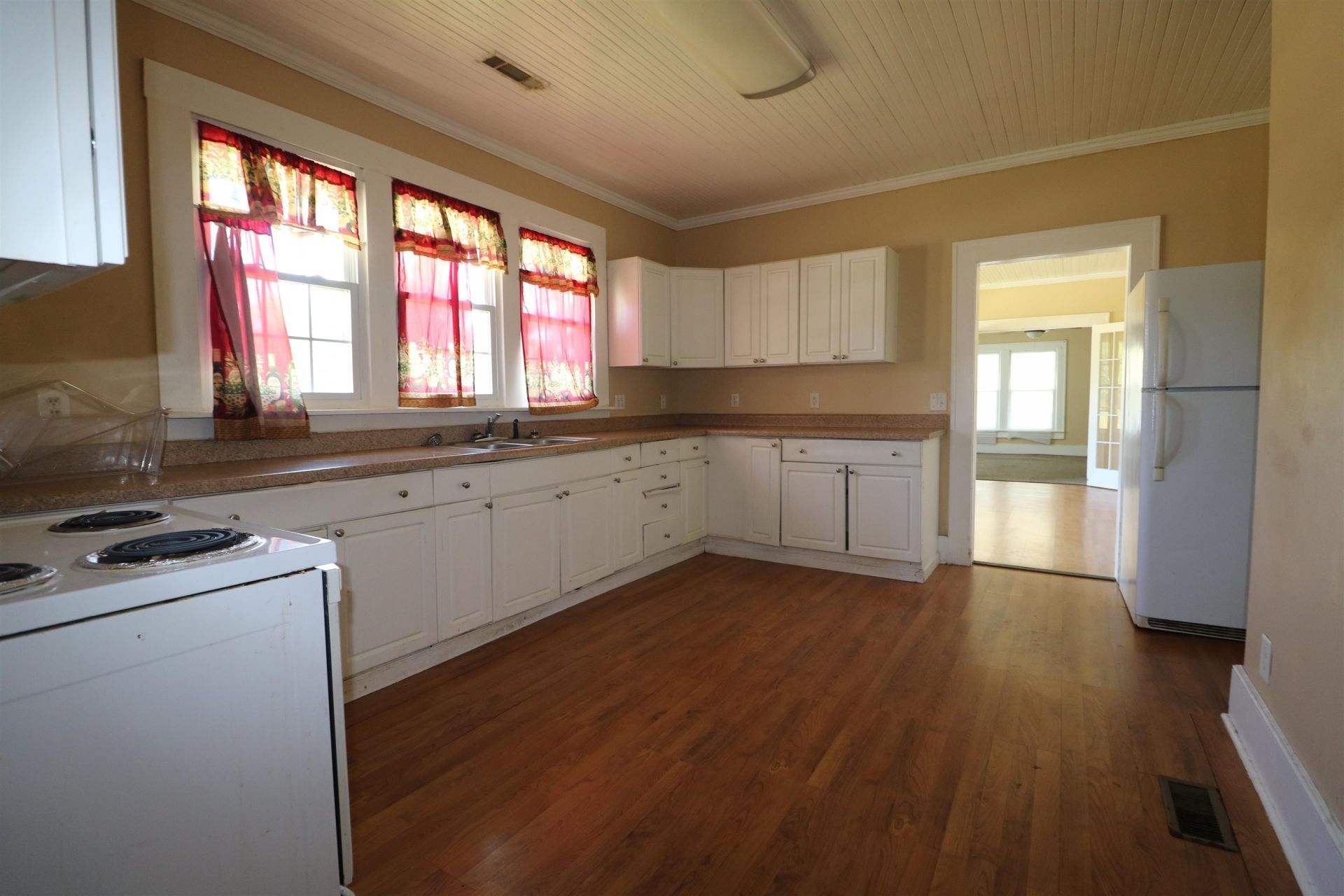 302 S Main St. Photo 9