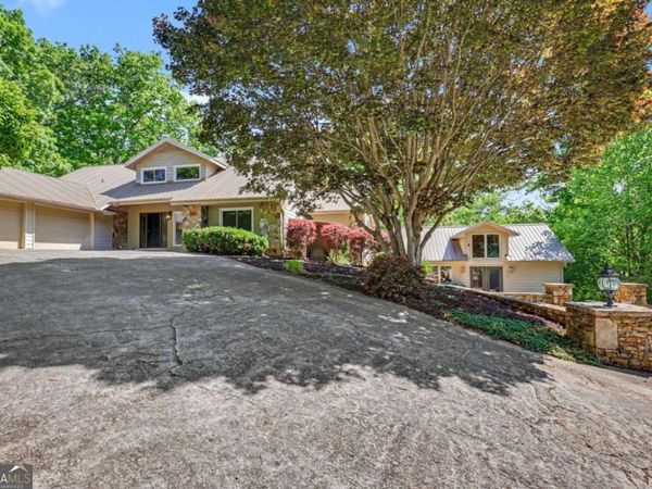 792 Bugscuffle Road, Hiawassee, GA 30546
