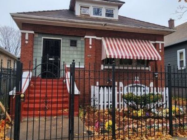 8443 S Manistee Avenue , Chicago, IL 60617