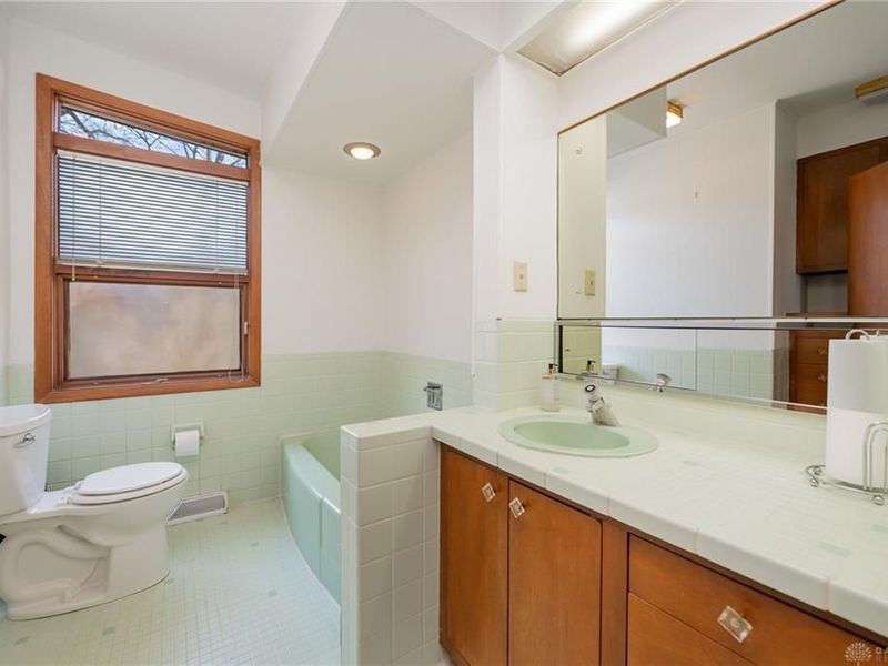 519 Valewood Lane, Dayton, OH 45405 Photo 9