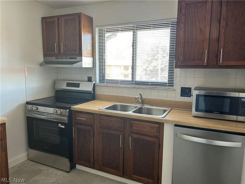 24635 Clareshire Drive, Unit 203, North Olmsted, OH 44070 Photo 2