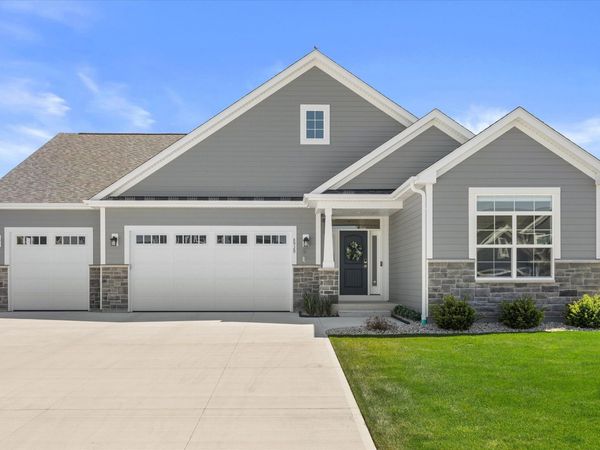 8929 Creekside Cir, Pleasant Prairie, WI 53158