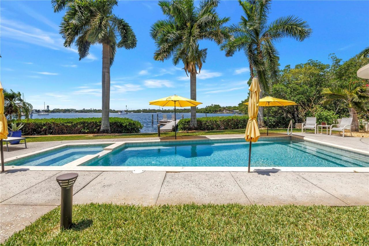 2781 Bayside Drive S, Saint Petersburg, FL 33705 Photo