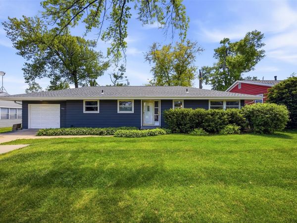 1225 29th Street NE, Cedar Rapids, IA 52402