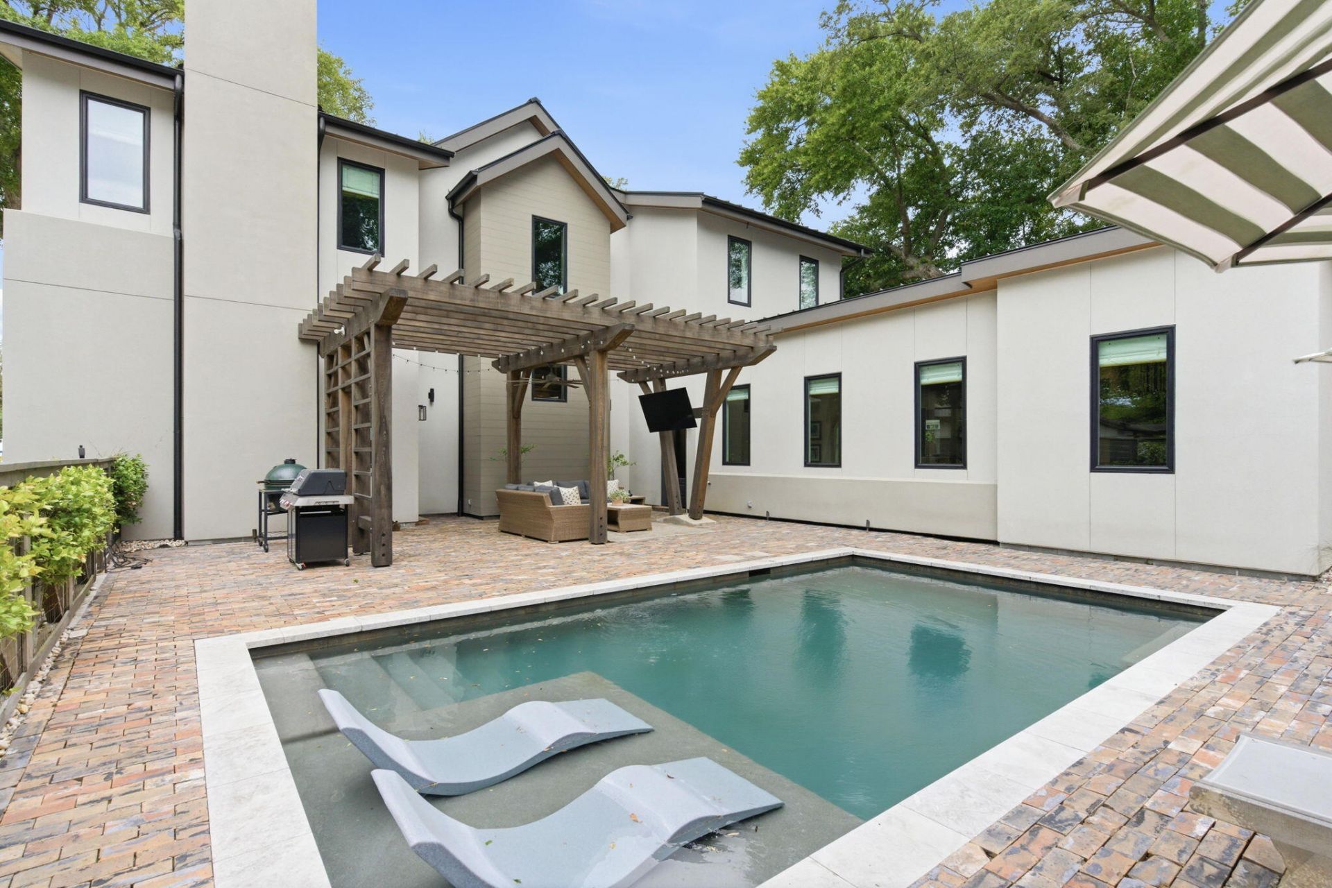 606 Simmons Street Photo 11