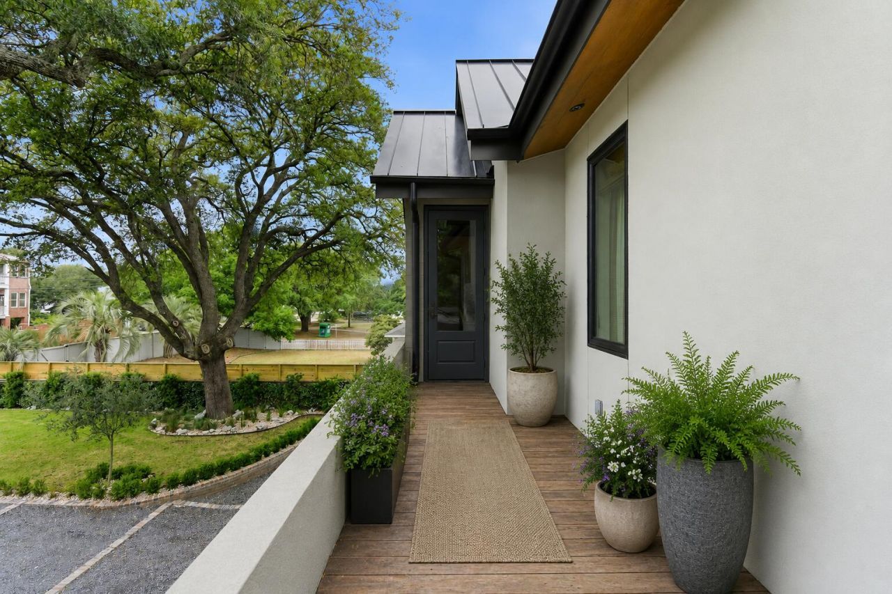 606 Simmons Street Photo 43
