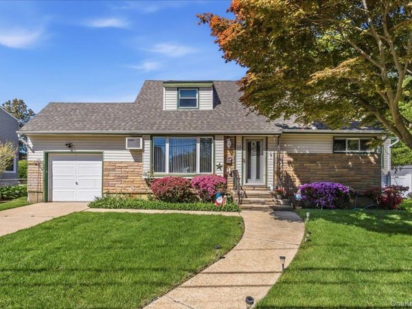 28 Linwood Place, Massapequa Park, NY 11762