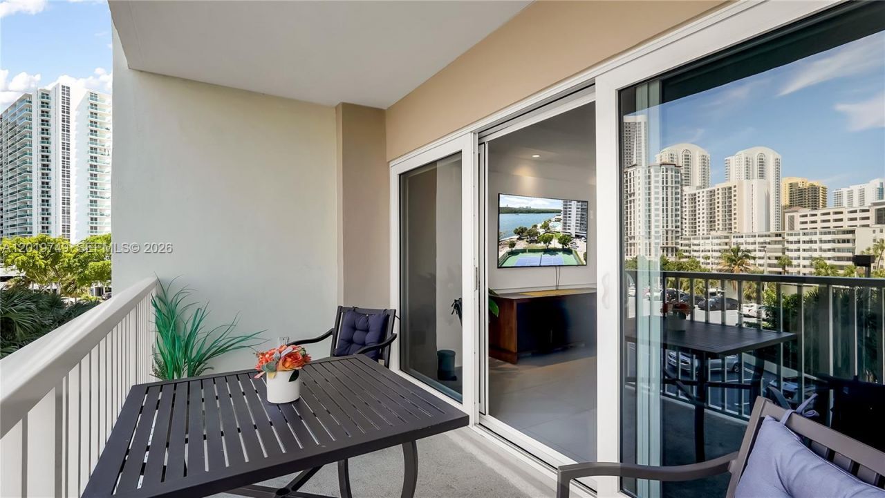 300 Bayview Dr , Unit 307, Sunny Isles Beach, FL 33160 Photo