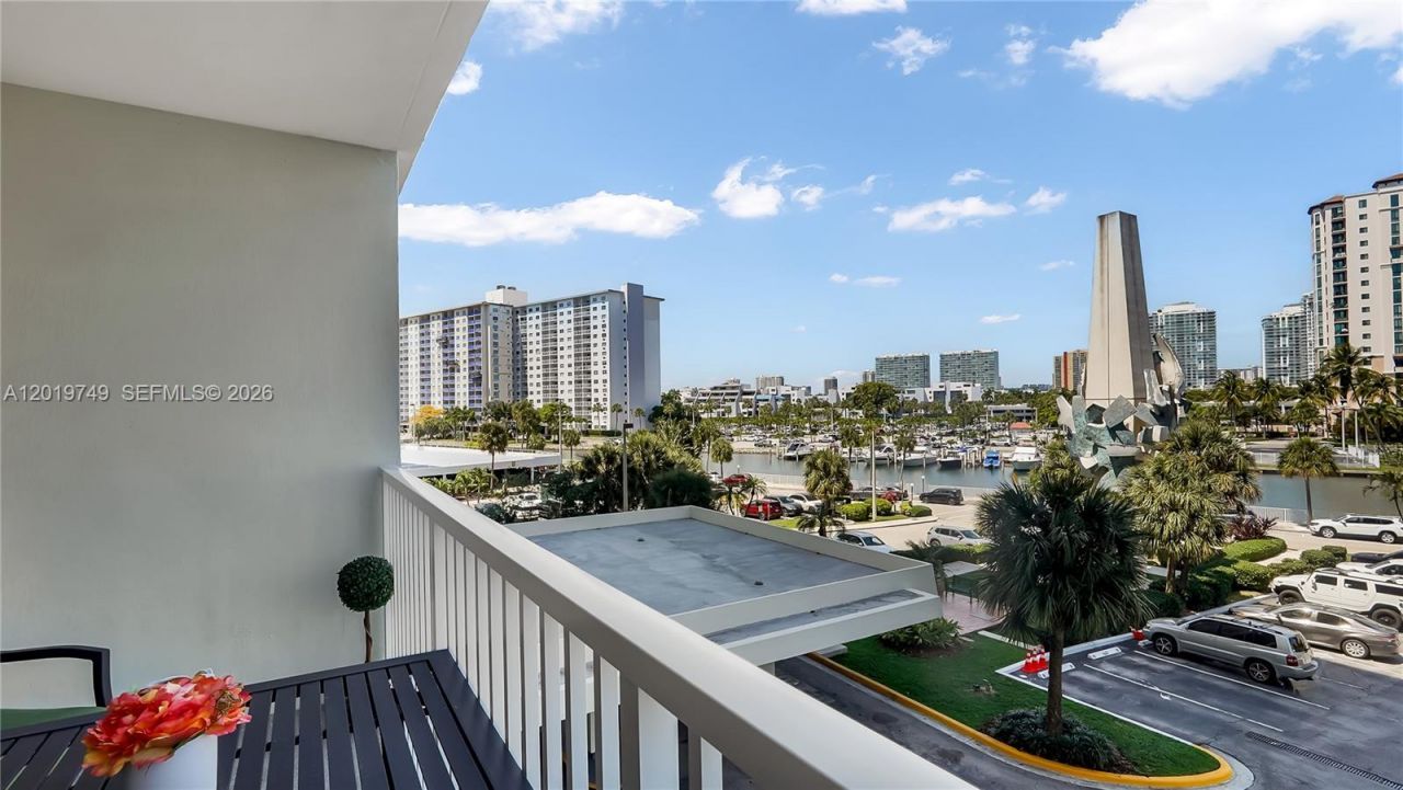 300 Bayview Dr , Unit 307, Sunny Isles Beach, FL 33160 Photo