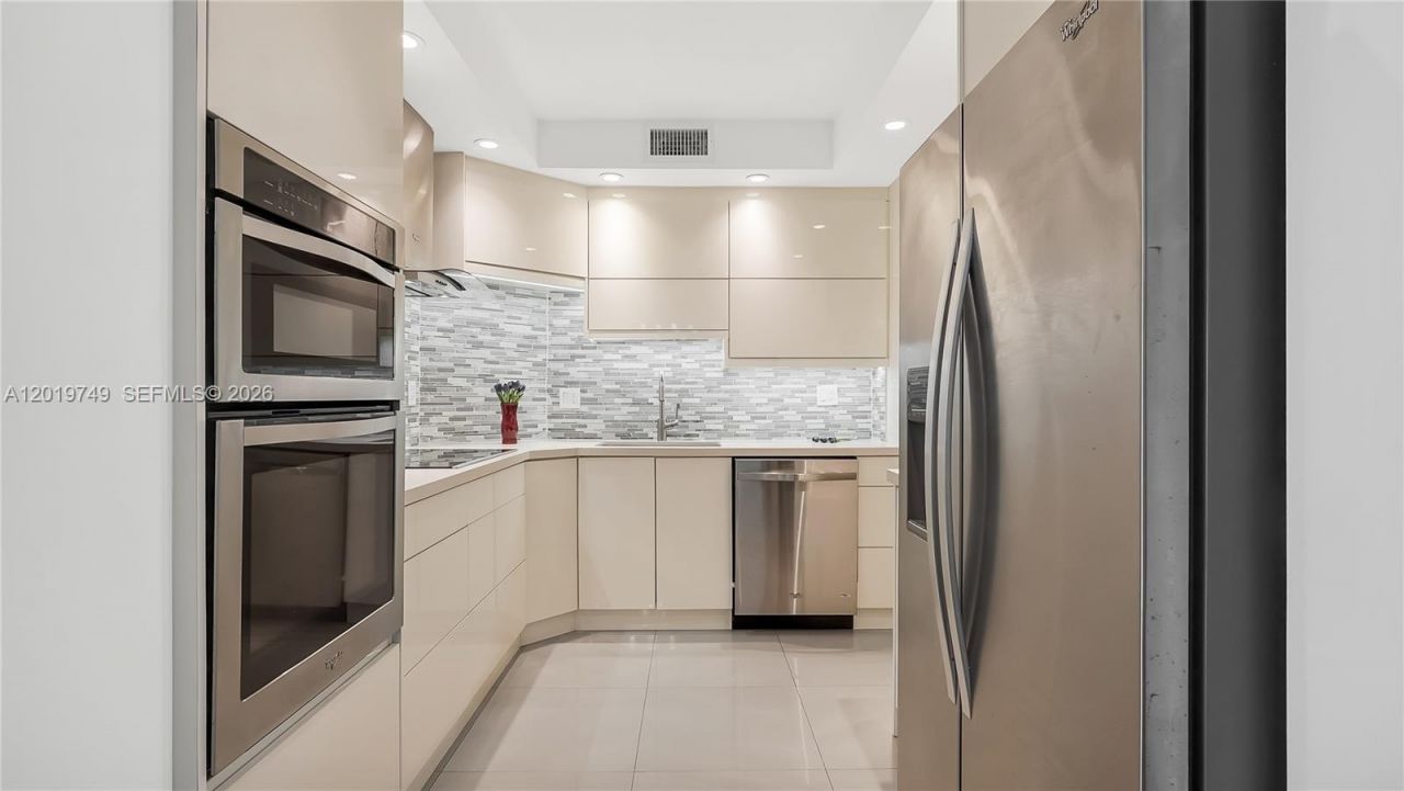 300 Bayview Dr , Unit 307, Sunny Isles Beach, FL 33160 Photo