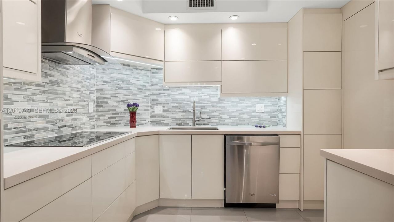 300 Bayview Dr , Unit 307, Sunny Isles Beach, FL 33160 Photo