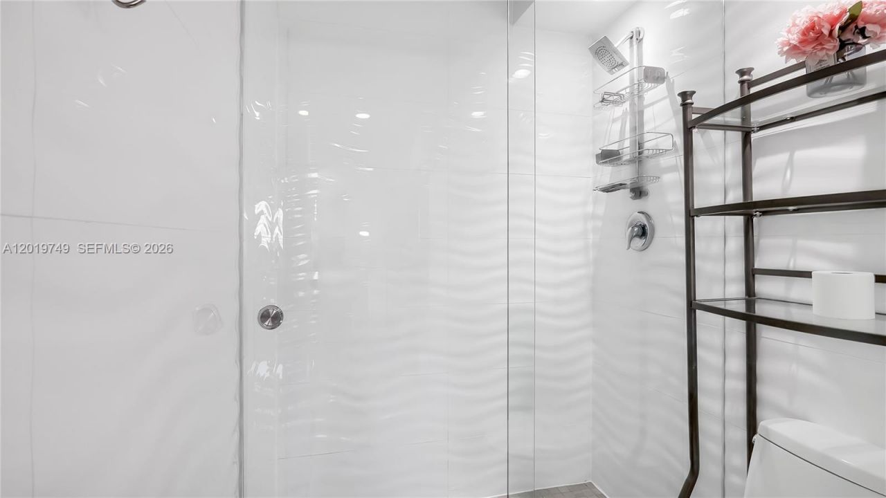 300 Bayview Dr , Unit 307, Sunny Isles Beach, FL 33160 Photo