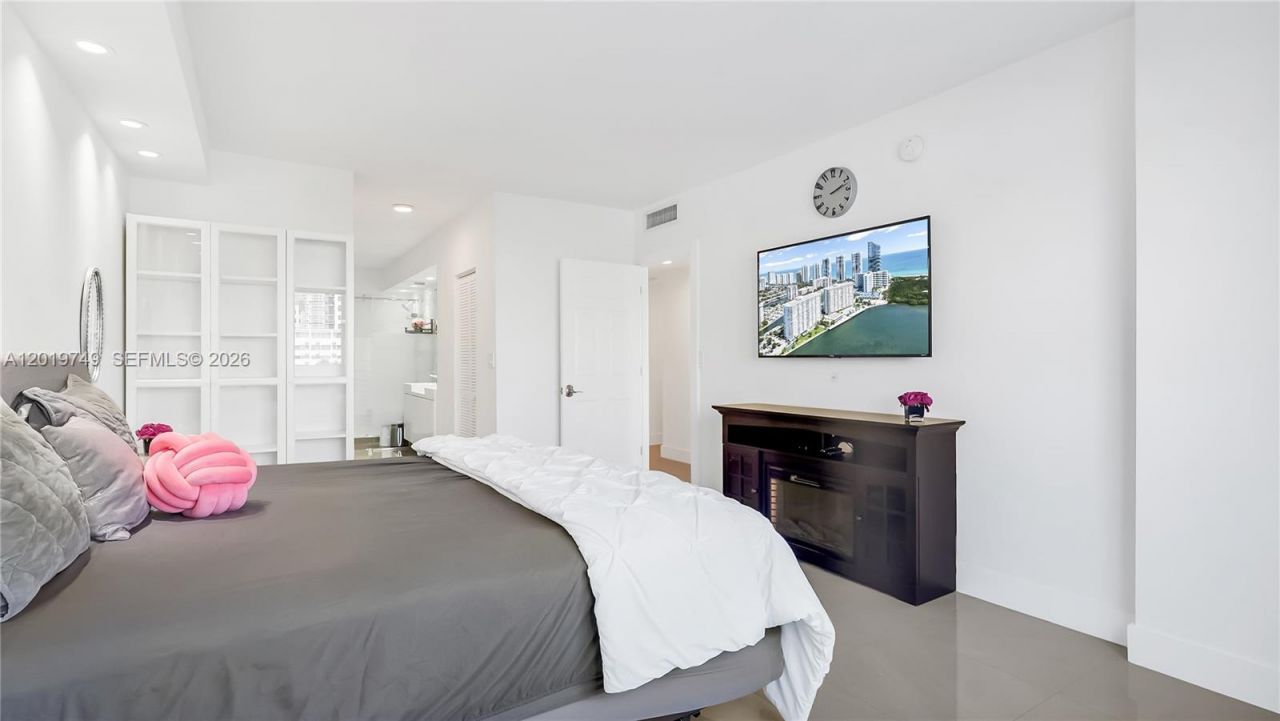 300 Bayview Dr , Unit 307, Sunny Isles Beach, FL 33160 Photo