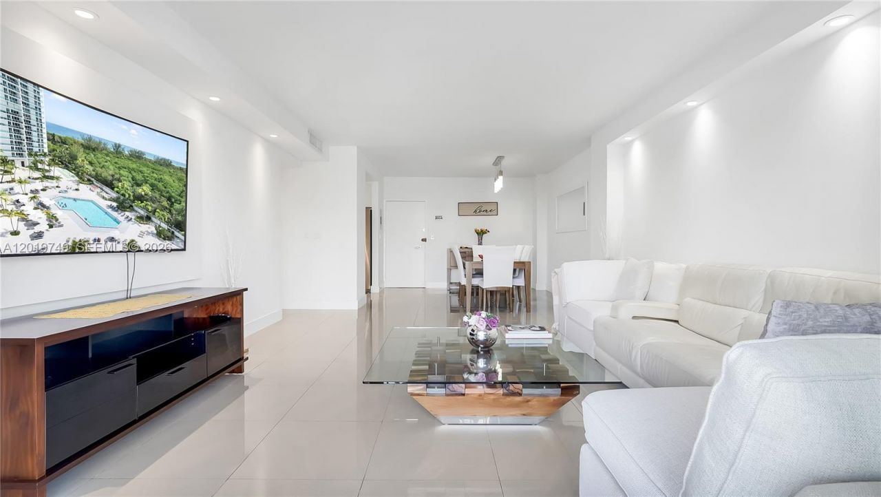 300 Bayview Dr , Unit 307, Sunny Isles Beach, FL 33160 Photo