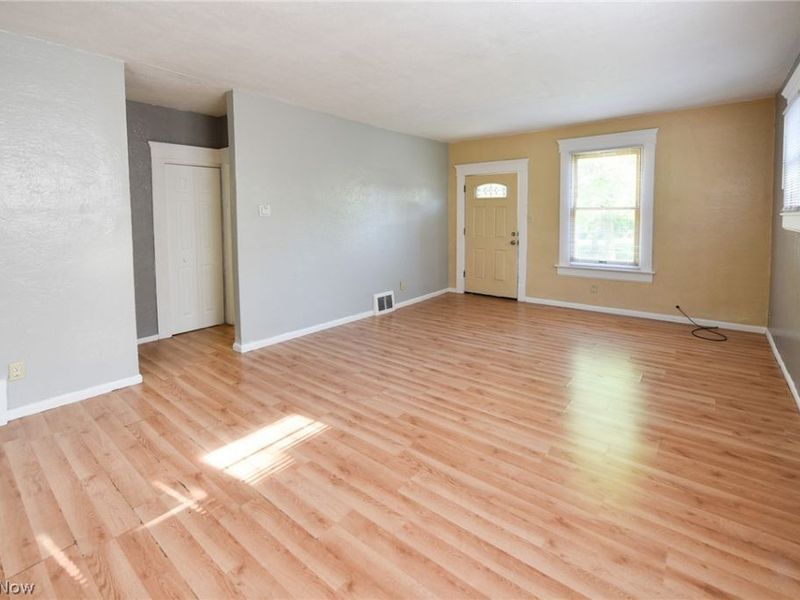 761 E Crosier Street, Akron, OH 44306 Photo 8