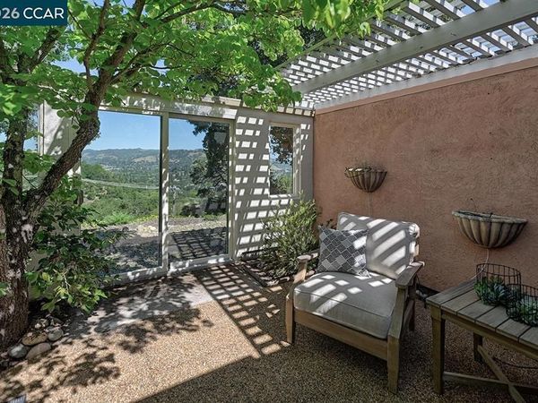 1300 Skycrest Dr, Unit 2, Walnut Creek, CA 94595