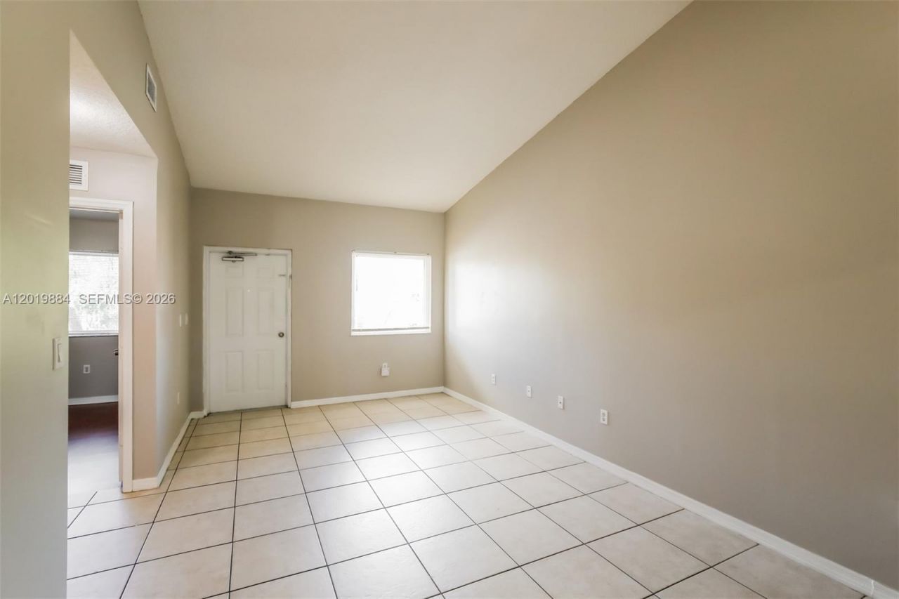 925 NE 34th Ave, Unit 203, Homestead, FL 33033 Photo