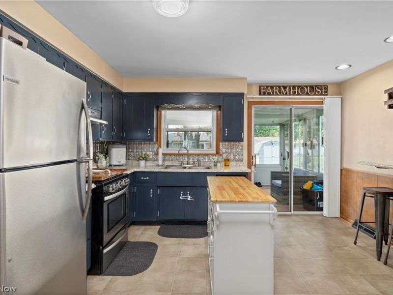 310 N Woodhill Drive, Amherst, OH 44001 Photo 16