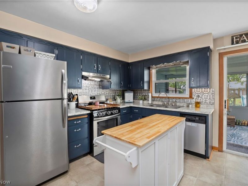310 N Woodhill Drive, Amherst, OH 44001 Photo 17