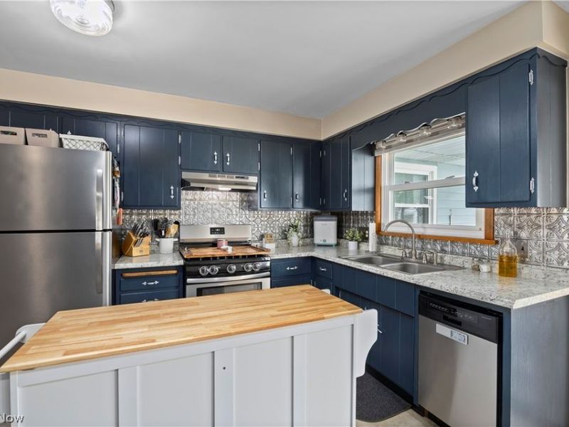 310 N Woodhill Drive, Amherst, OH 44001 Photo 18