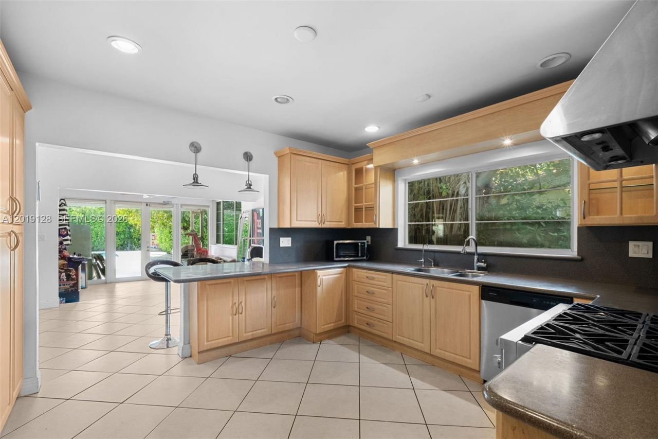 3758 Prairie Ave , Miami Beach, FL 33140 Photo