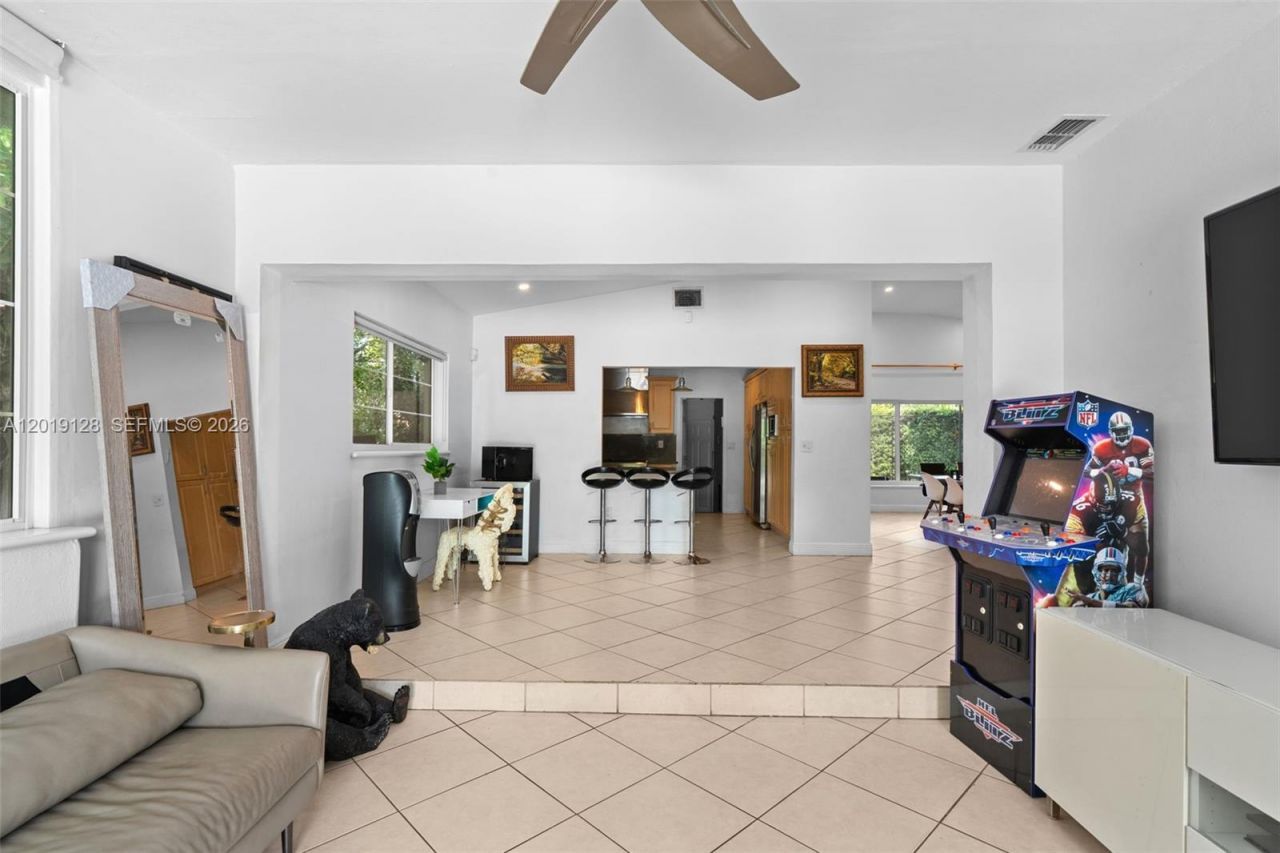 3758 Prairie Ave , Miami Beach, FL 33140 Photo