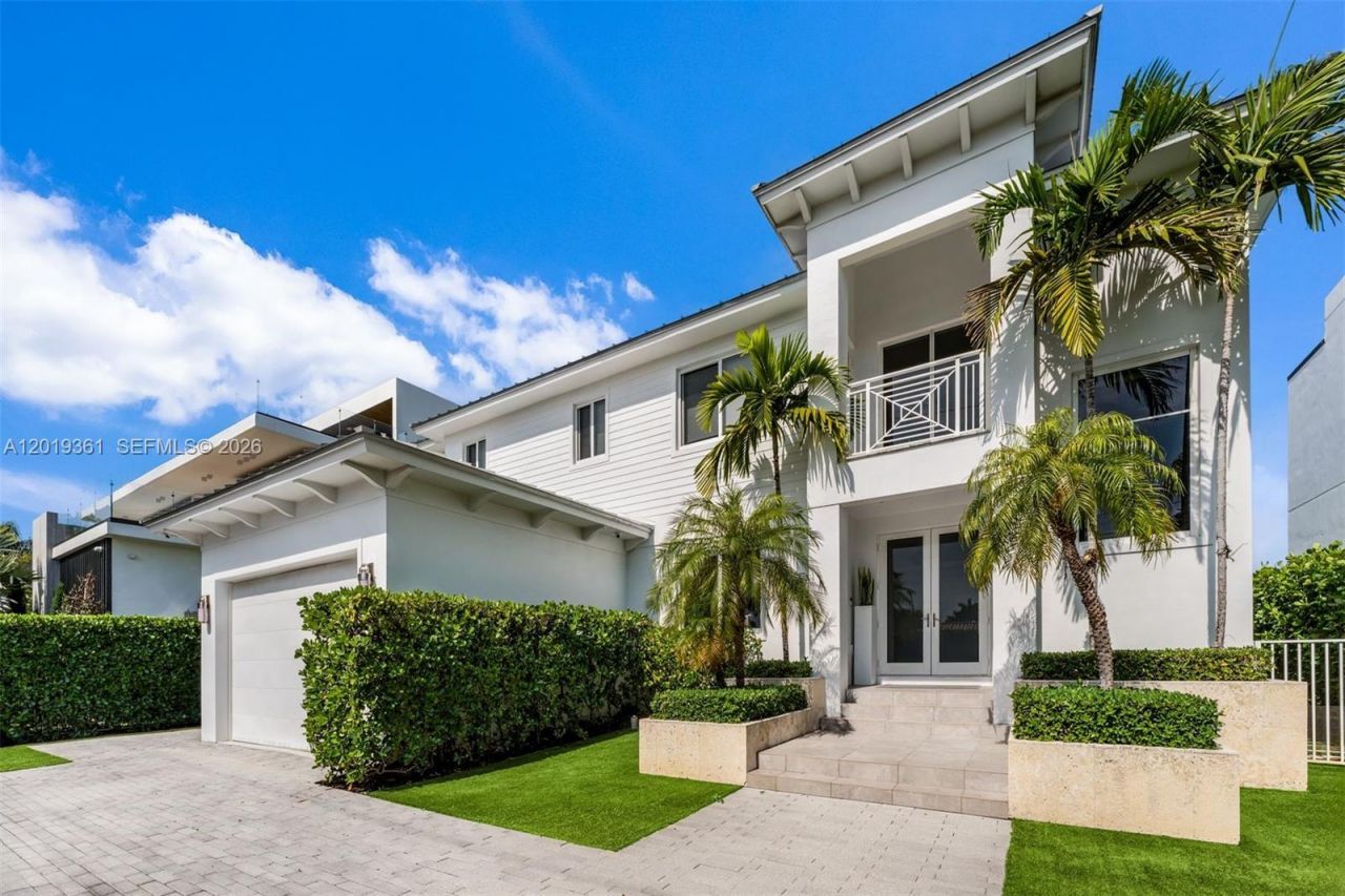 13040 N Bayshore Dr , North Miami, FL 33181 Photo