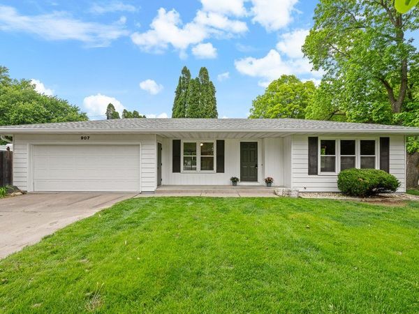 907 Colony Drive , Davenport, IA 52806