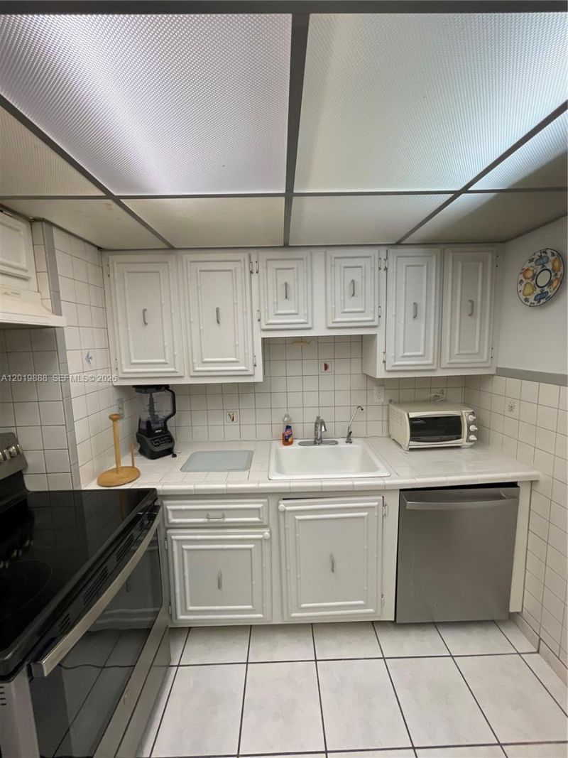 2655 Collins Ave , Unit 1907, Miami Beach, FL 33140 Photo