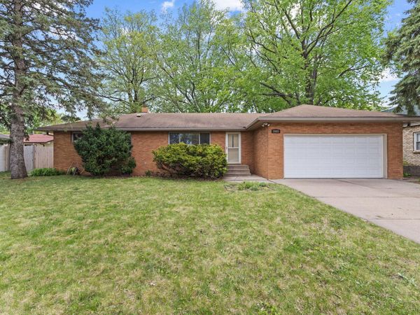 2085 Hamline Avenue N, Roseville, MN 55113