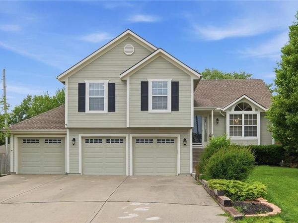 12411 Live Oak Circle, Peculiar, MO 64078