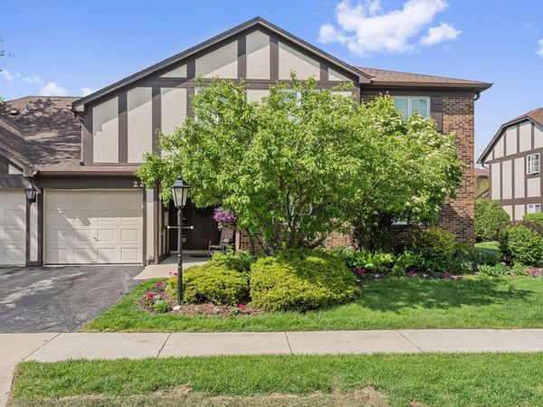 228 Brookside Lane , Unit B, Willowbrook, IL 60527