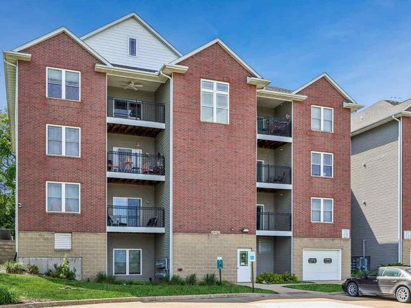 1092 Walnut Ave, Unit 204, Riverside, IA 52327