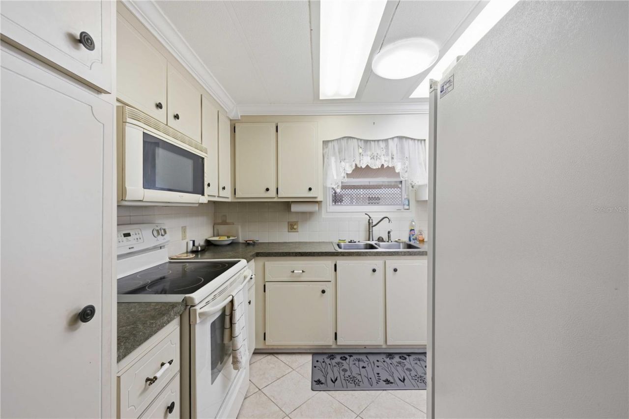 16 S Granada Plaza, Englewood, FL 34223 Photo