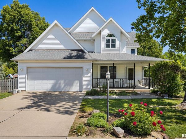 200 LEXINGTON Drive, Washington, IL 61571