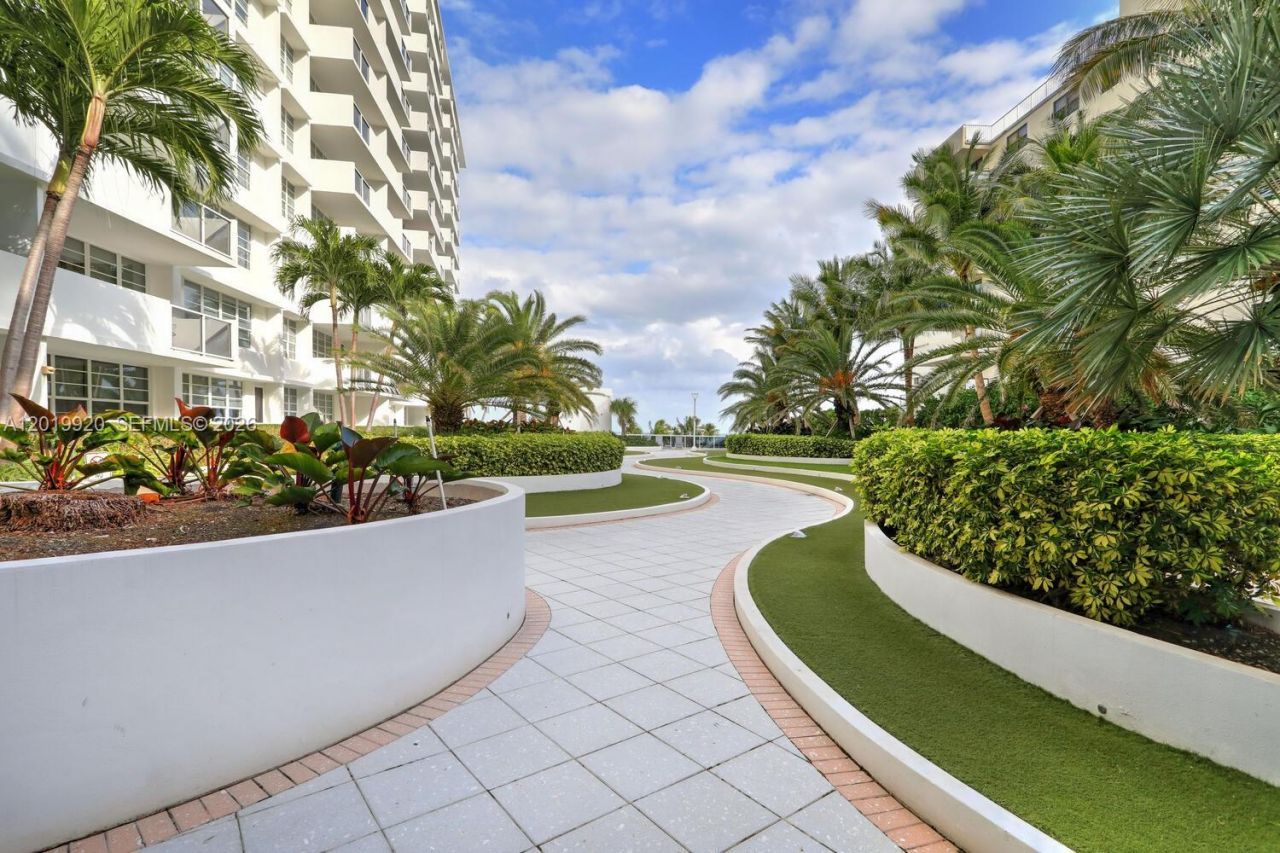 100 Lincoln Rd , Unit 330, Miami Beach, FL 33139 Photo