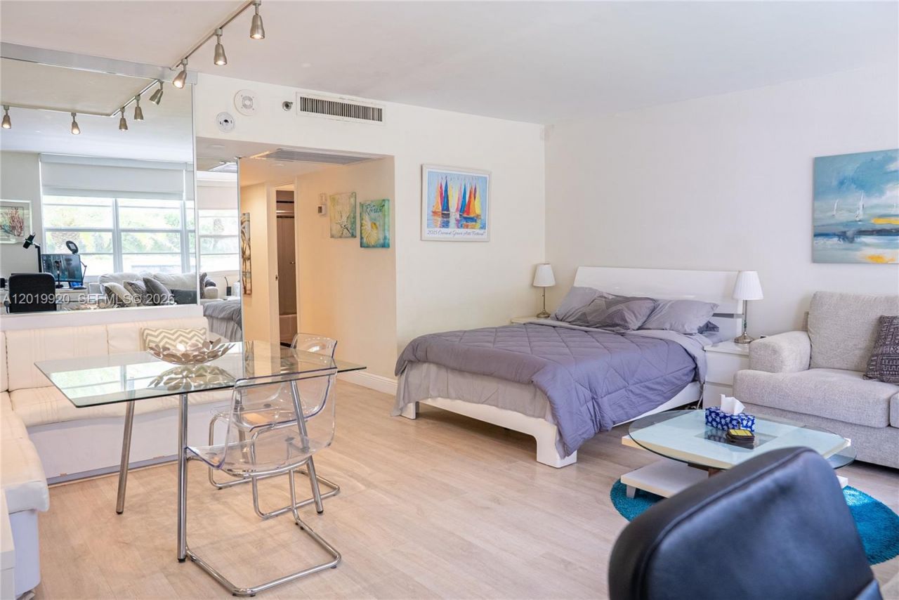 100 Lincoln Rd , Unit 330, Miami Beach, FL 33139 Photo